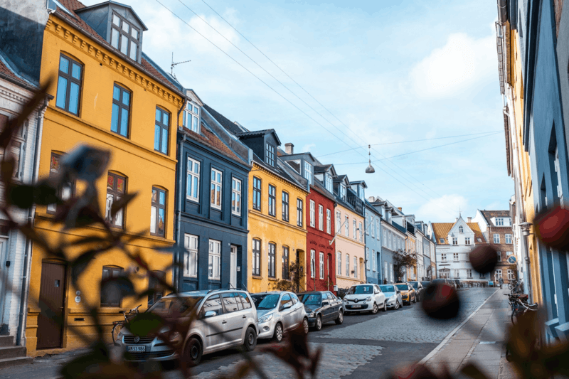 Farvede byhuse på en dansk gade